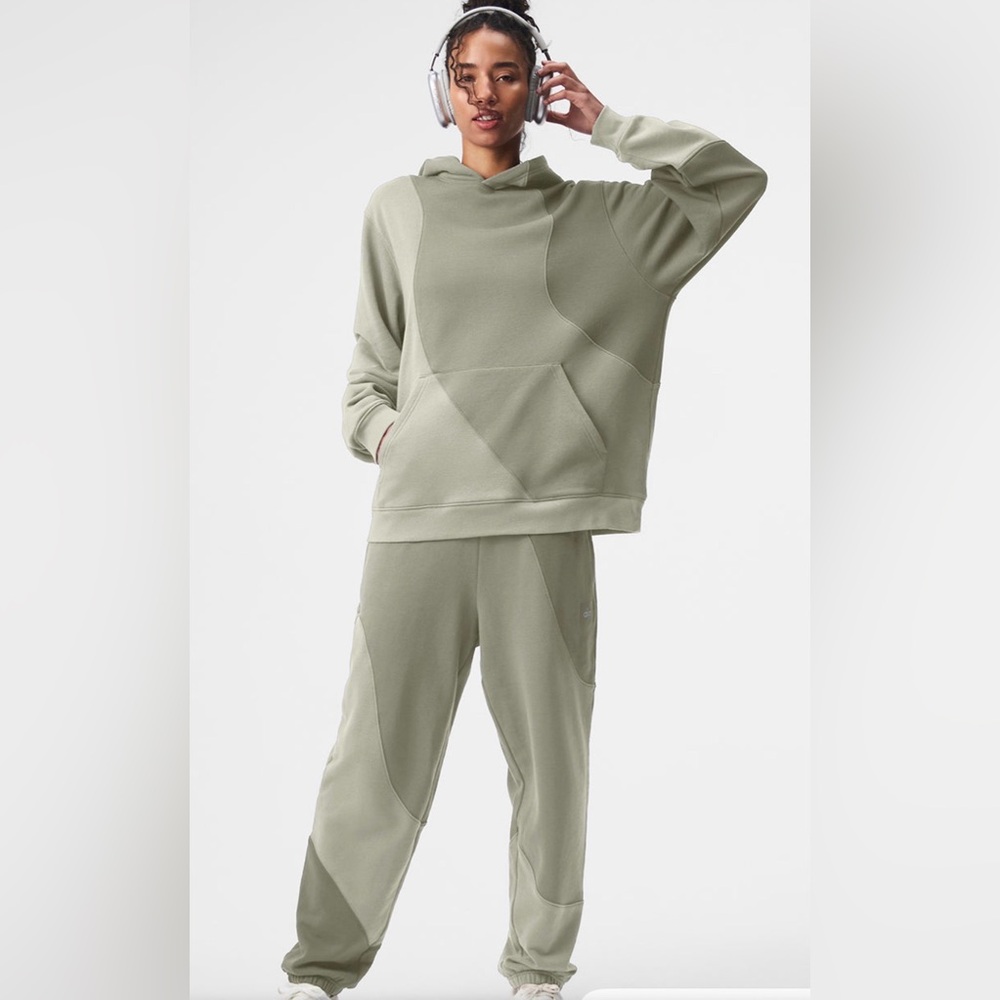 ALO Yoga Making Waves set in Limestone size small